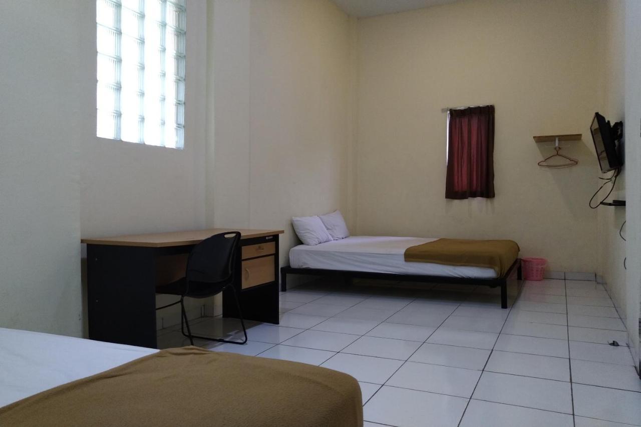 Oyo 3499 J8 Hotel Jambi Esterno foto