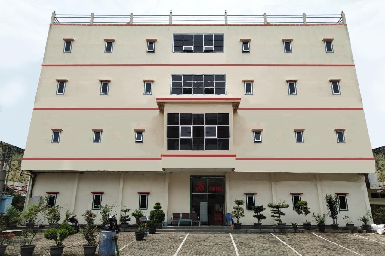 Oyo 3499 J8 Hotel Jambi Esterno foto