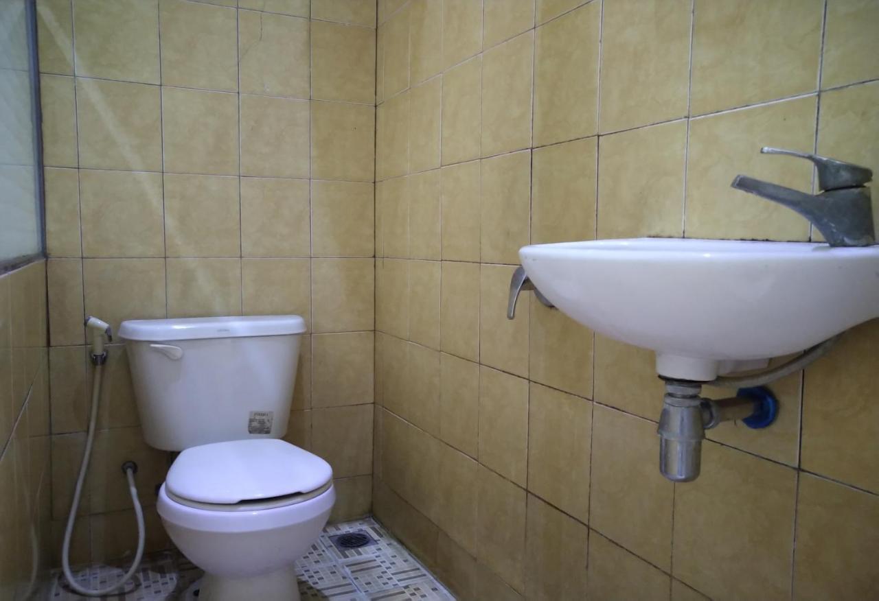 Oyo 3499 J8 Hotel Jambi Esterno foto